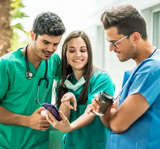 Três médicos no celular